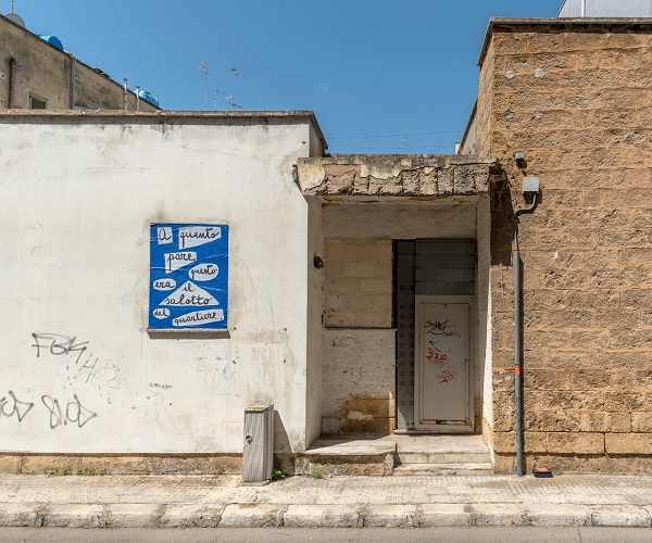 Giuseppe De Mattia  - Pare che tutte le vie fossero Via del Mare_ affissioni a cura di studioconcreto, Centro Sociale Via del Mare, Lecce, 2023.ph Alice Caracciolo