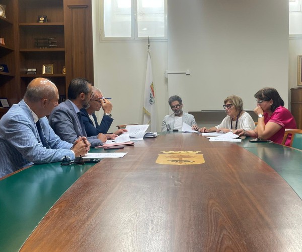 Passaggio di consegna dei conti relativi alla gestione della Tesoreria del Comune di Lecce dal sindaco uscente Carlo Salvemini al sindaco entrante Adriana Poli Bortone si è svolto il passaggio di consegna