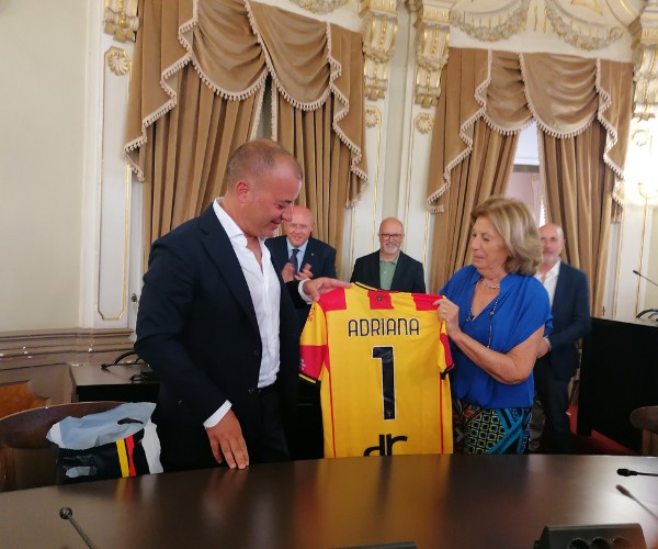 Cerimonia di consegna maglia numero 1 al sindaco Poli Bortone Consegna maglia del Lecce al sindaco Poli Bortone