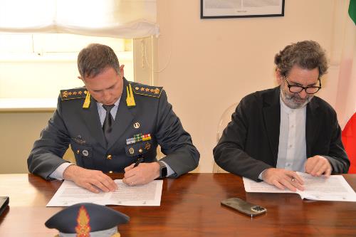 firma protocollo guardia di finanza con colonnello ciotti