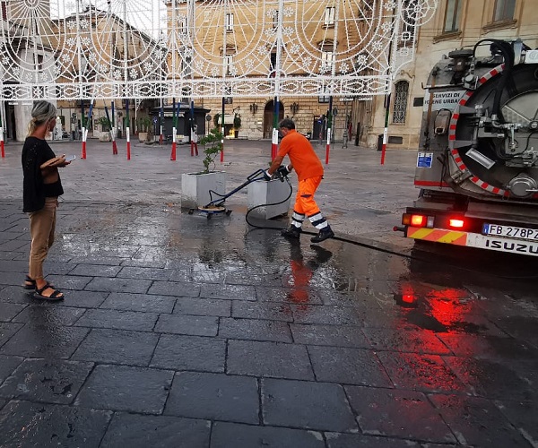 Lavori di pulizia dopo la Festa di Sant'Oronzo 2023