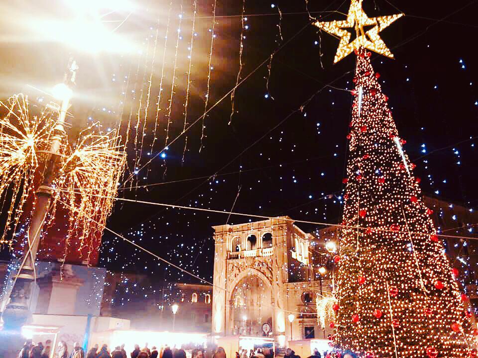 Natale Lecce.Affidamento Del Servizio Di Noleggio Installazione E Manutenzione Delle Luminarie Per Le Festivita Natalizie 2019 2020 Bando Di Gara Con Scadenza 18 Novembre