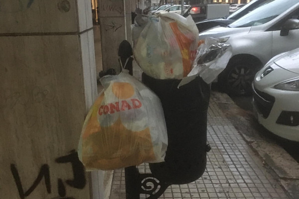 sanzione per chi abbandona rifiuti nei cestini gettacarte