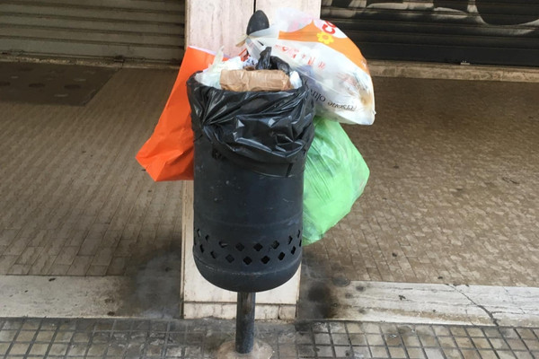 Rifiuti nei cestini gettacarte, arriva l’ordinanza con le sanzioni sanzione per chi abbandona rifiuti nei cestini gettacarte