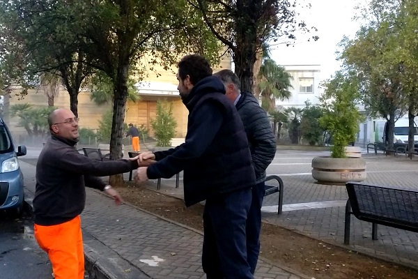 stretta di mano monteco sindaco