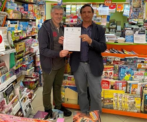 vicesindaco Sergio Signore con primo certificato emesso da edicola giancane su viale Lo Re