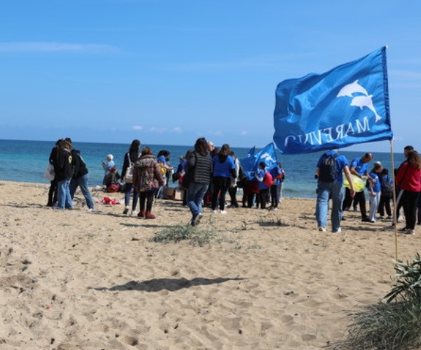 volontari ripuliscono la spiaggia Acquatina