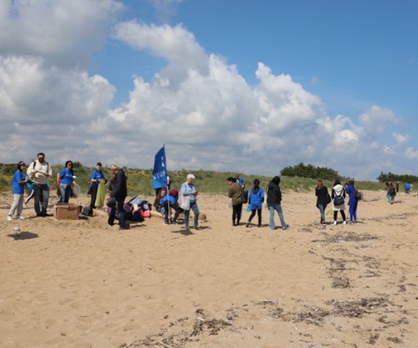 volontari ripuliscono la spiaggia Acquatina