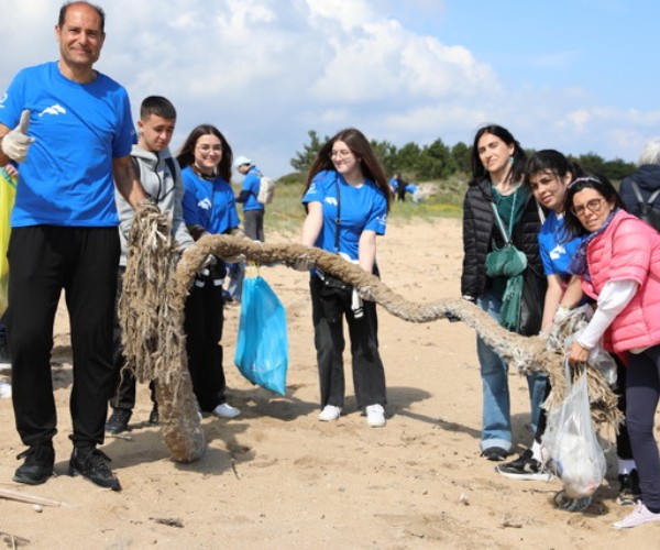 volontari ripuliscono la spiaggia Acquatina