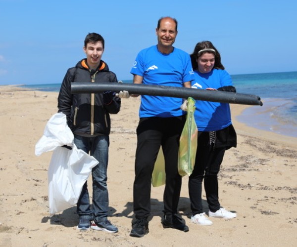 volontari ripuliscono la spiaggia Acquatina