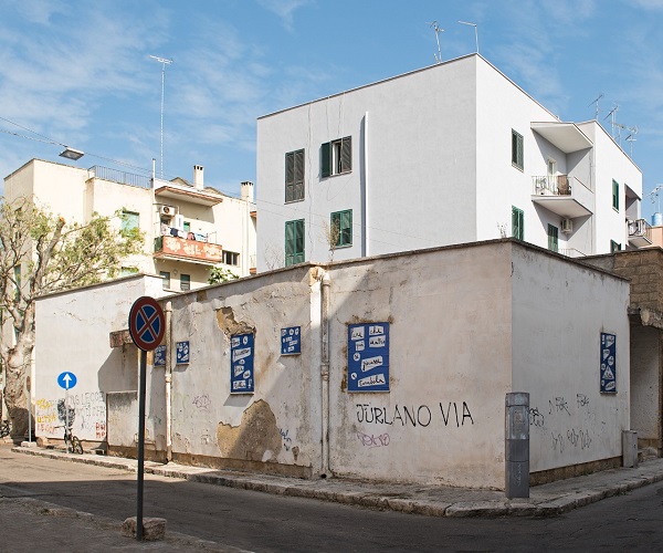 "INA-Casa Via del Mare", dal 28 marzo al MUST di Lecce la mostra di "studioconcreto" 2_Giuseppe De Mattia _Pare che tutte le vie fossero Via del Mare_ affissioni a cura di studioconcreto, Centro Sociale Via del Mare, Lecce, 2023.ph Alice Caracciolo