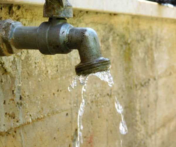 "Evitiamo gli sprechi di acqua", il sindaco Poli Bortone rilancia la campagna di sensibilizzazione di Acquedotto Pugliese Rubinetto acqua