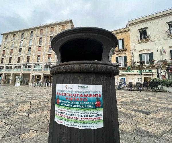 Adesivi sui cestini gettacarte della città: partita la comunicazione contro i conferimenti errati Adesivi sui gettacarte