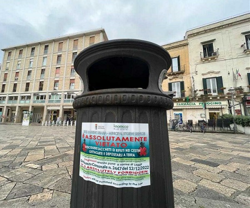 Adesivi sui gettacarte