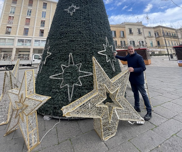 Natale a Lecce: sabato 2 dicembre accensione in piazza delle luminarie L'assessore Foresio vicino all'albero di Natale