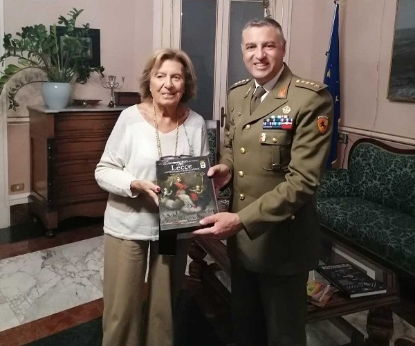 Il colonnello Matteo Rizzitelli a Palazzo Carafa Colonnello Matteo Rizzitelli e sindaco Adriana Poli Bortone