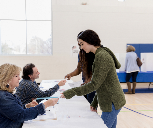 Elezioni referendarie del 22 e lunedì 23 marzo 2026: previste agevolazioni tariffarie per gli spostamenti in treno, nave, autostrada e aereo.