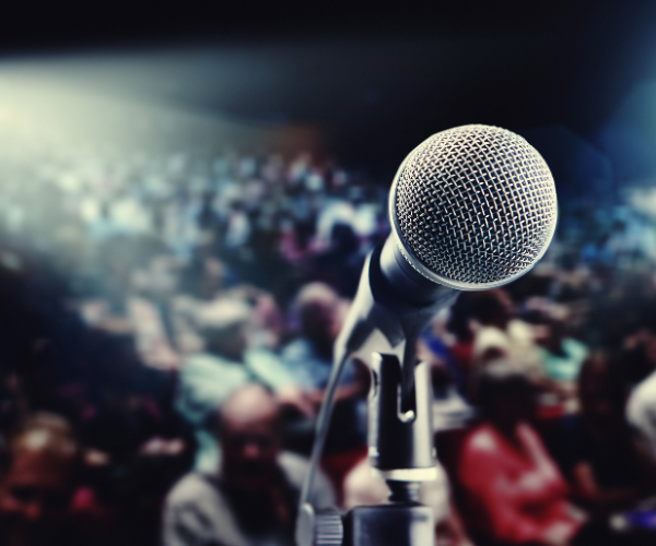 Microfono con sullo sfondo il pubblico