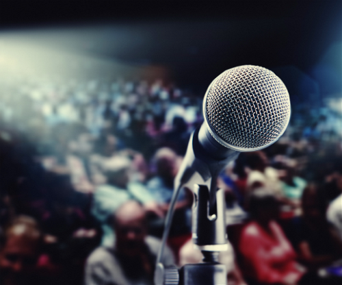 Microfono con sullo sfondo il pubblico