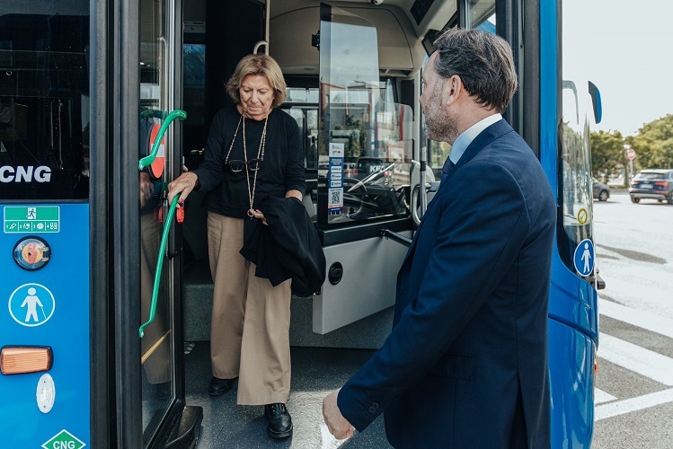 Consegna bus a metano - Poli Bortone e D'Autilia