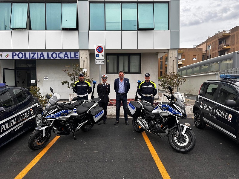 Due nuovi mezzi per il Comando della Polizia Locale Consegna moto nuove Polizia Locale
