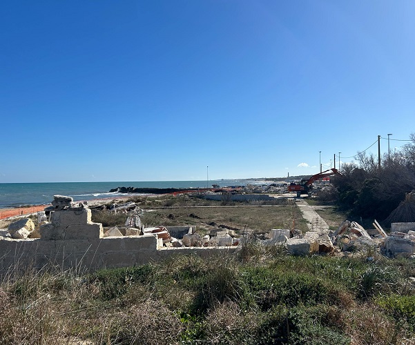 Demolito l’ex Lido Rella, la spiaggia di Frigole torna visibile Demolizine Lido Rella