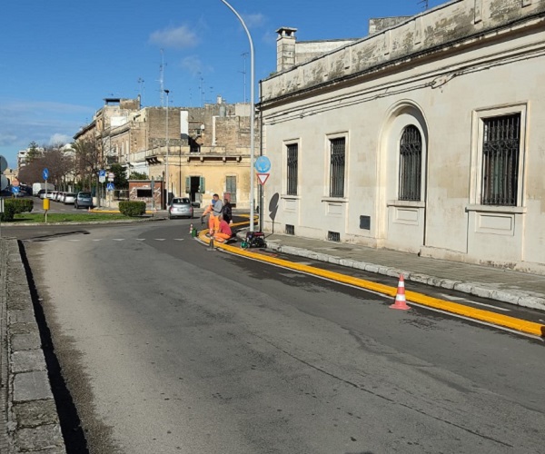 Sicurezza delle bike lane, installati i cordoli. Nuovo semaforo in via Rapolla lavori cordoli torre del parco