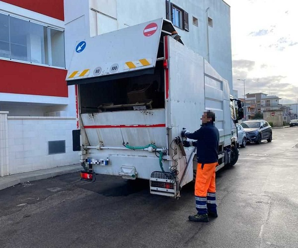 Lavaggio dei cassonetti: via whatsapp la notifica ad amministratori ed esercenti che preannuncia la data in cui verrà effettuato il servizio lavacassonetti