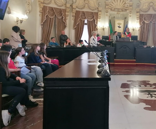 Il sindaco Poli Bortone consegna la bandiera dell'ambiente a una scolara dell'"Ammirato - Falcone"