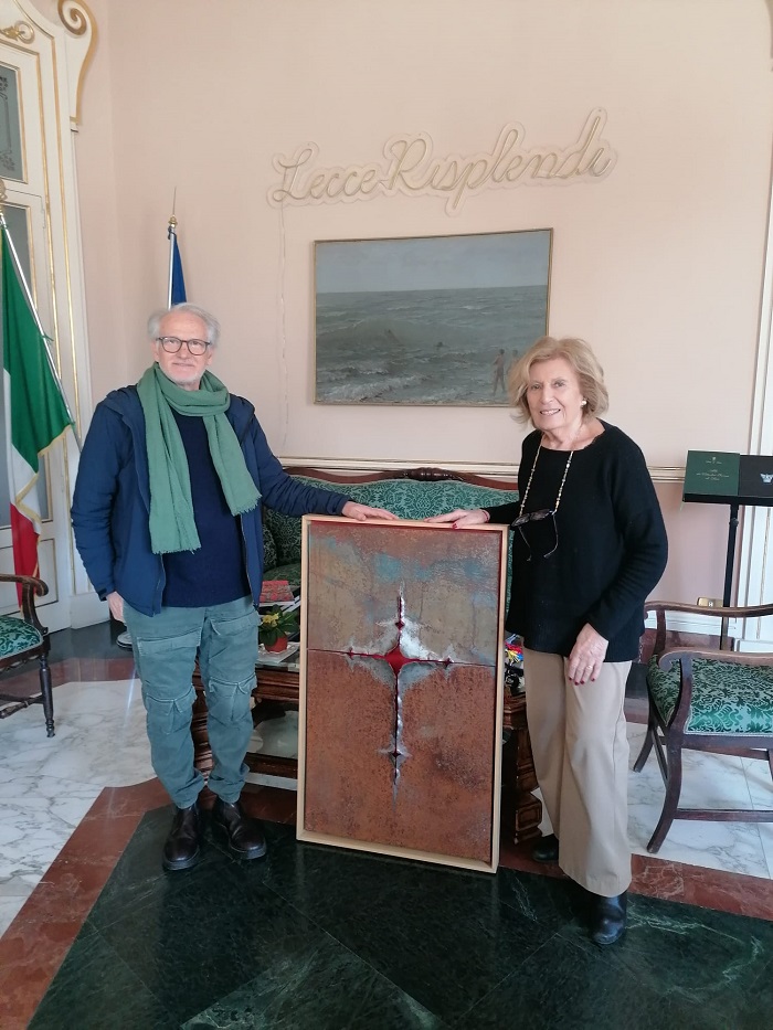 L'architetto Nicola Elia, ex dirigente del Comune di Lecce, ha donato una sua pittoscultura al Sindaco Poli Bortone Nicola Elia con Adriana Poli Bortone