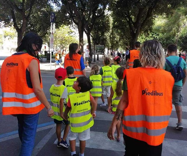 A scuola insieme a piedi: per i bambini del De Amicis arriva il Pedibus pedibus