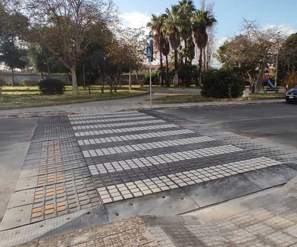 Sei nuovi attraversamenti pedonali rialzati in gomma riciclata rialzamenti pedonali