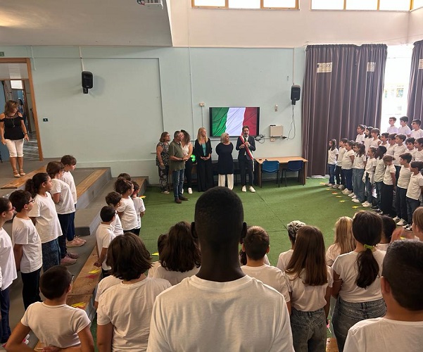GiochiAmo il mondo: corsi di lingua italiana per alunni e alunne neoarrivati in Italia Sindaco e assessora Cicirillo a scuola