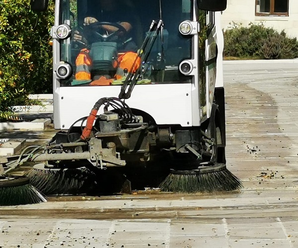 Raccolta differenziata, a marzo Lecce raggiunge la soglia del 69,25 spazzatrice meccanica
