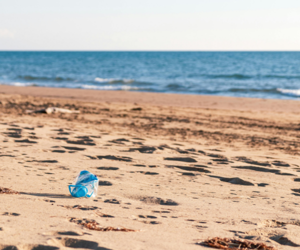 Pulizia delle spiagge, c’è il nuovo bando Spiaggia con rifiuti