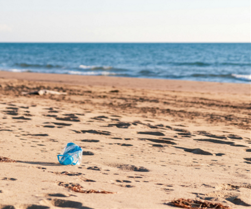 Spiaggia con rifiuti