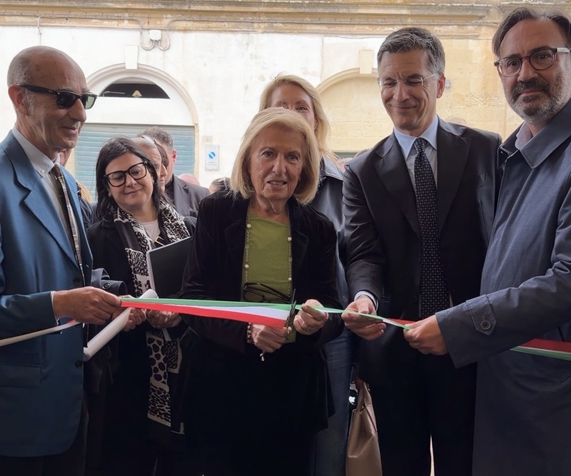 Lecce riscopre un’icona del Novecento: l’ex stazione Agip rinasce come nuovo infopoint turistico Taglio nastro ex Agip Infopoint