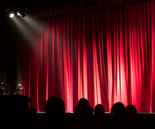 Il 27 marzo si celebra la Giornata Mondiale del Teatro: il messaggio internazionale affidato a Willem Dafoe