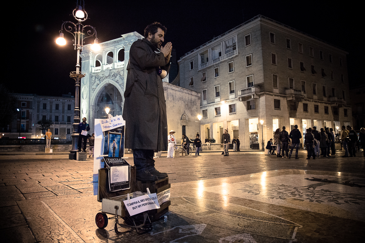 Performance di Ippolito Chiarello in Piazza Sant'Oronzo